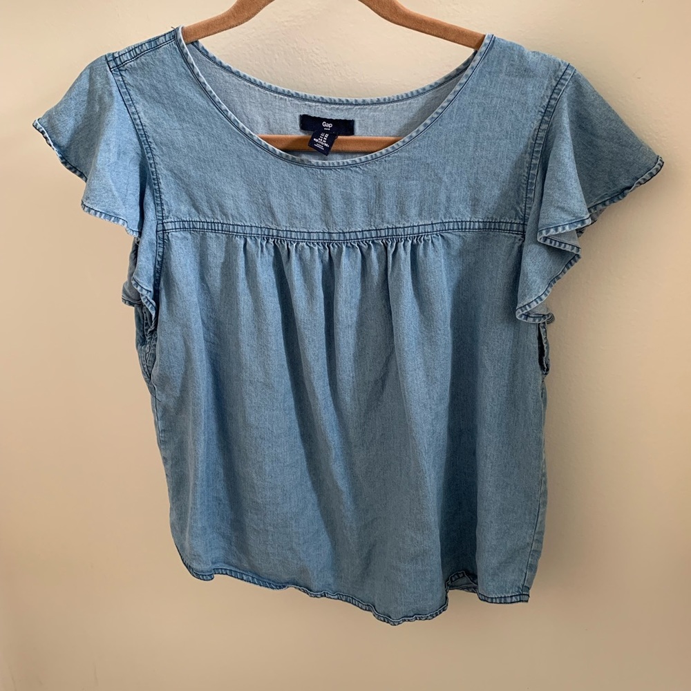 ☁️☁️Light wash denim top with ruffle sleeves ☁️☁️